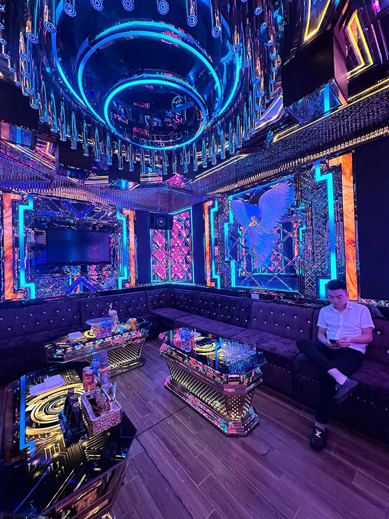 Bàn tiệc với đồ ăn nhẹ và thức uống hấp dẫn tại Karaoke Zenpearl 15A Nguyễn Văn Lộc