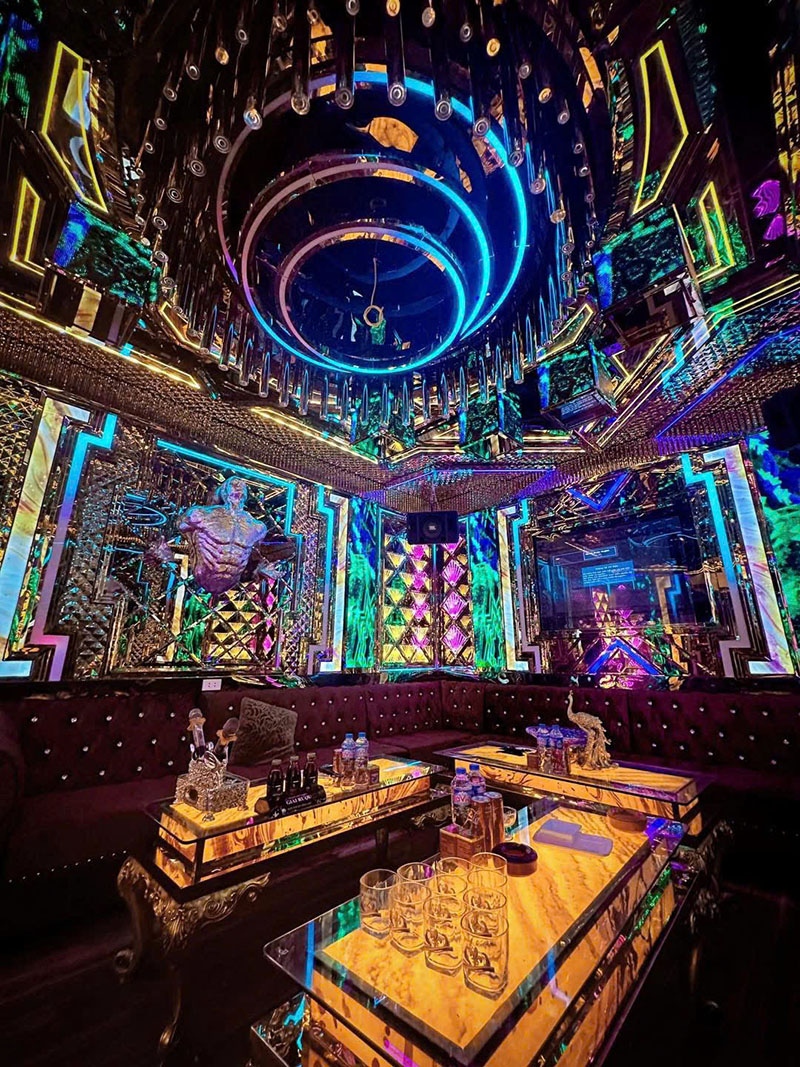 Khu vực lounge hiện đại với ánh sáng dịu nhẹ tại Karaoke Zenpearl 15A Nguyễn Văn Lộc