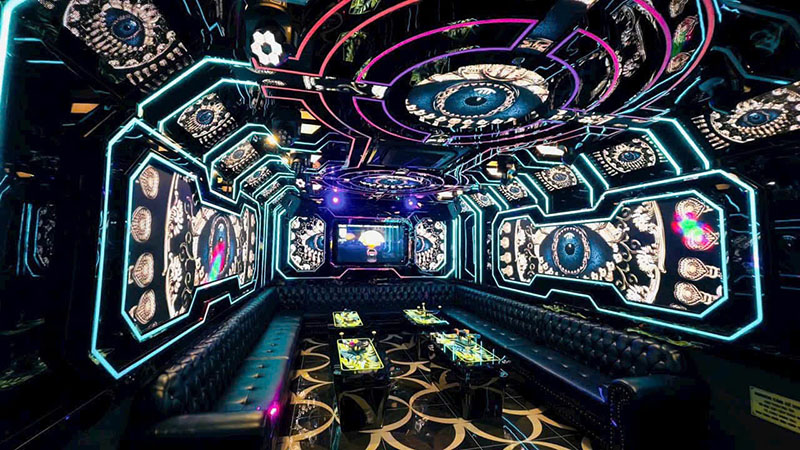 Nội thất phòng hát hiện đại với ánh sáng huyền ảo tại Karaoke Zenpearl 15A Nguyễn Văn Lộc