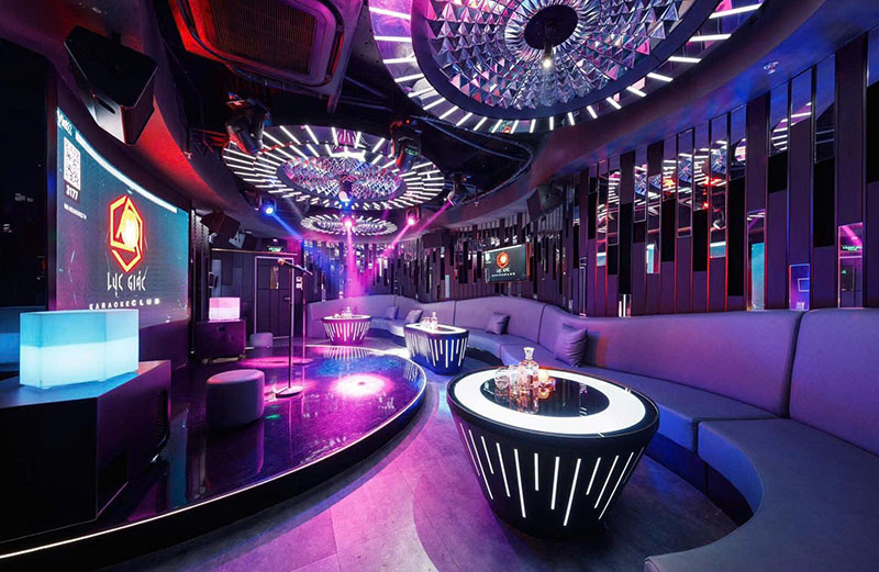 Phòng hát VIP sang trọng với ánh sáng rực rỡ và nội thất cao cấp tại Karaoke Lục Giác 20 Nguyễn Thị Định
