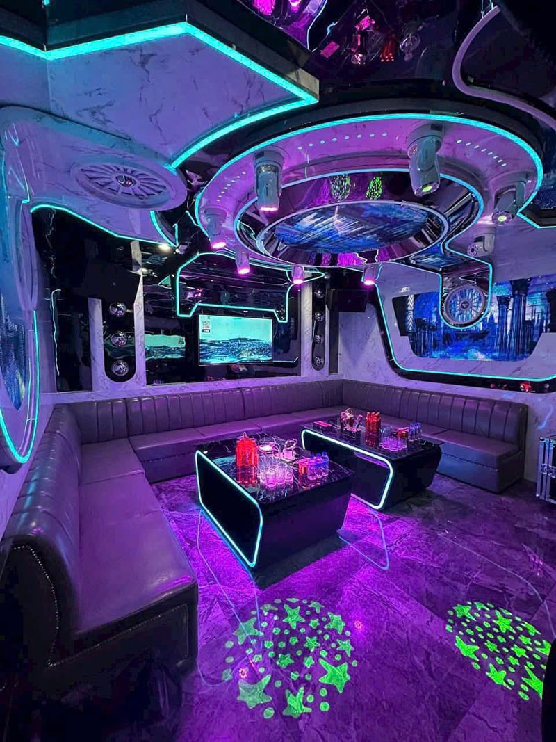 Hệ thống âm thanh chất lượng cao tại phòng karaoke VKing Tân Triều mang đến trải nghiệm ca hát sống động