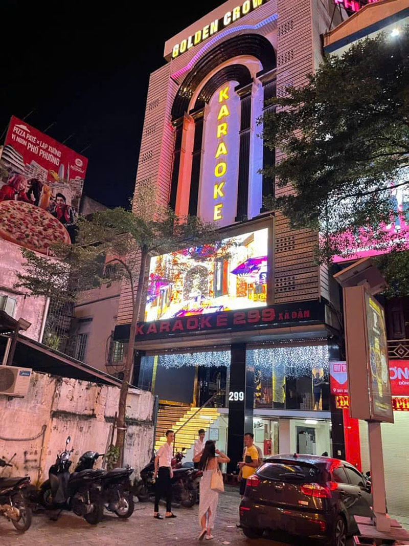 Karaoke Golden Crown 299 Xã Đàn - tọa lạc tại trung tâm quận Đống Đa, Hà Nội