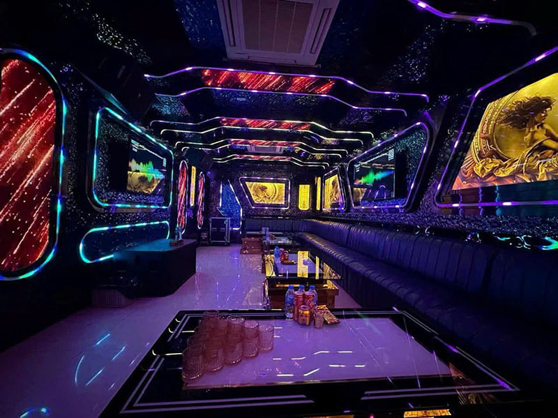 Không gian tại Karaoke Vương Miện được thiết kế với phong cách hiện đại, kết hợp ánh sáng LED rực rỡ và nội thất tinh tế