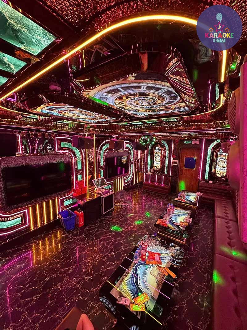 Phòng hát gia đình tại Karaoke Bom 154 Việt Hưng với không gian ấm cúng.