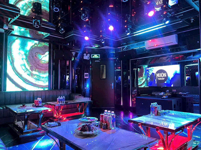 Phòng hát hiện đại với ánh sáng lung linh và hệ thống âm thanh chất lượng cao tại Karaoke Fantasy 202 Đội Cấn