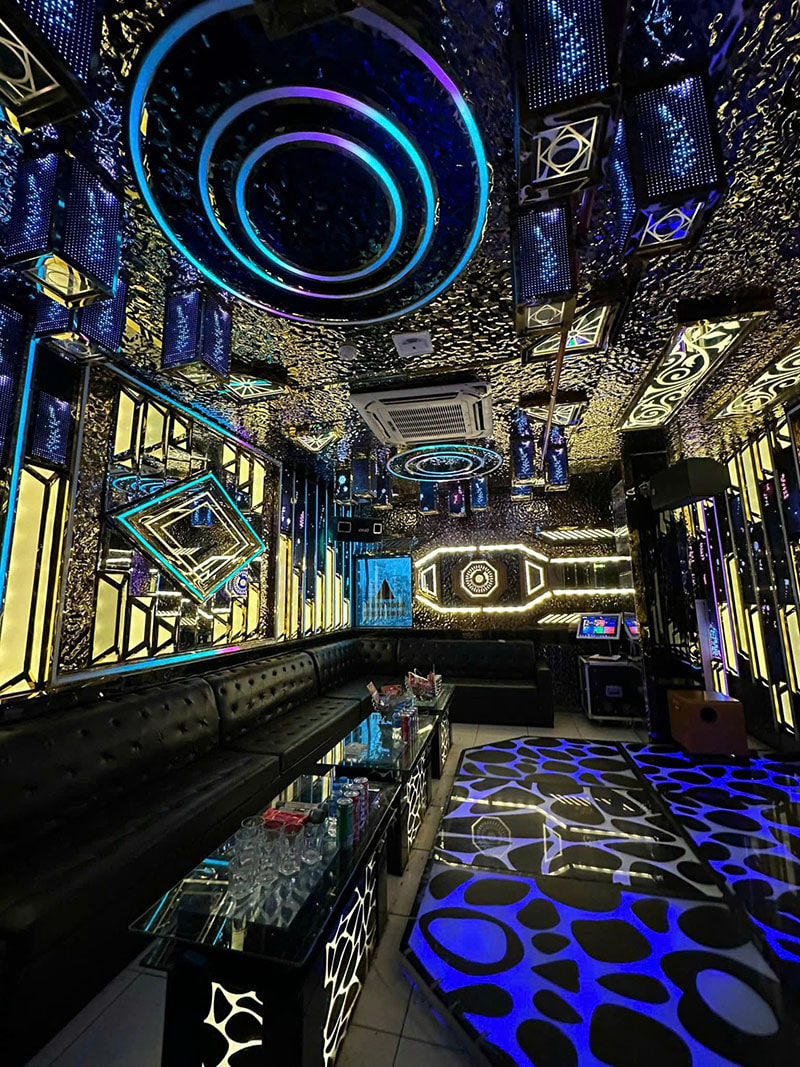 Phòng hát hiện đại với ánh sáng lung linh và nội thất tinh tế tại Karaoke Golden Crown 299 Xã Đàn.