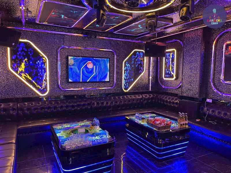 Phòng karaoke VIP tại Karaoke So Hot 31 Chùa Láng được trang trí lộng lẫy cho tiệc sinh nhật