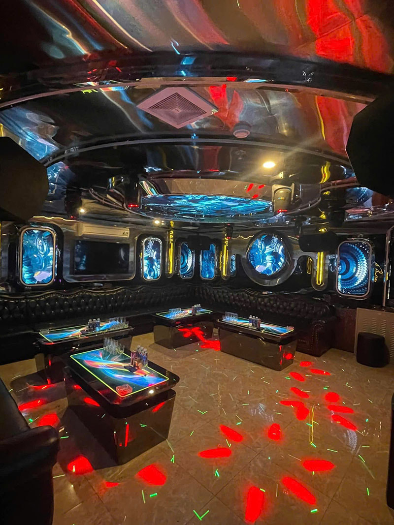 Phòng VIP tại Karaoke VKing Tân Triều với không gian sang trọng và hệ thống ánh sáng sống động