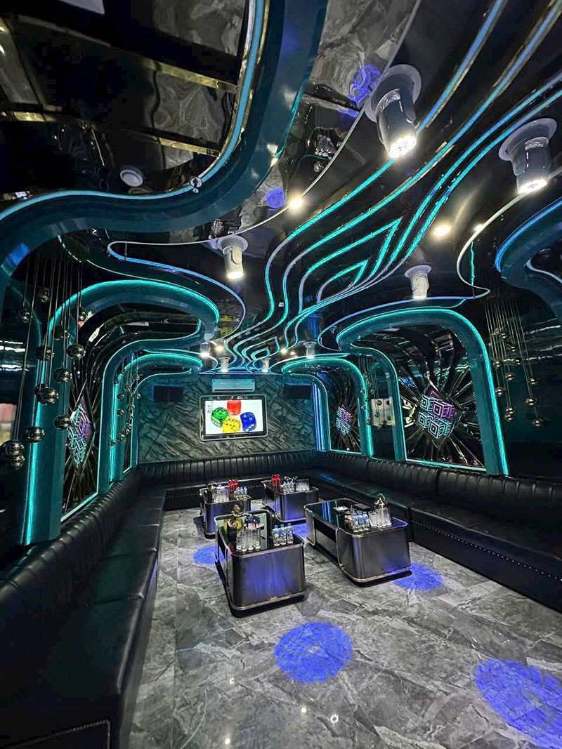 Thực đơn đồ uống phong phú tại Karaoke VKing Tân Triều với các loại thức uống pha chế đầy màu sắc