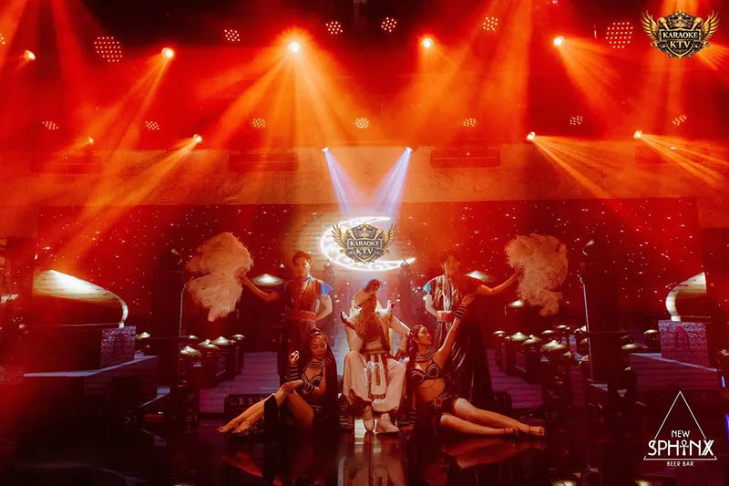 Khung cảnh bùng nổ thăng hoa của nghệ thuật trình diễn và công nghệ ánh sáng.