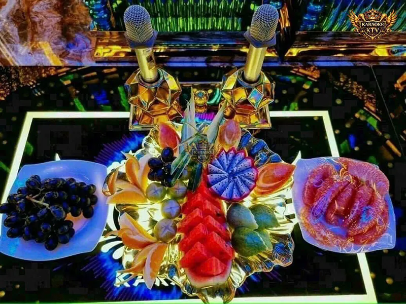 Thực đơn ẩm thực Á - Âu đa dạng, nổi bật với hải sản tươi sống cao cấp bơi tại bể.