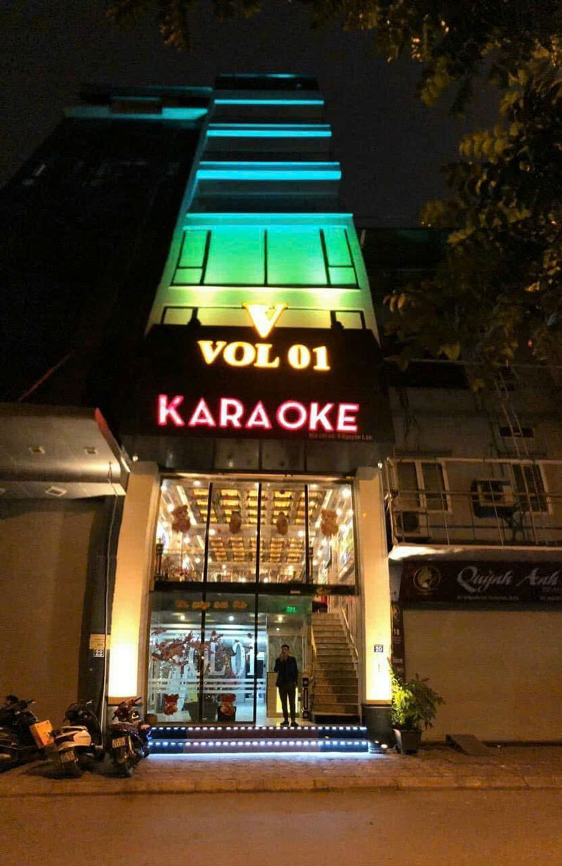 Biển hiệu sang trọng của Karaoke Vol 1 tại 20 Nguyễn Lân, rực rỡ trong ánh đèn đêm