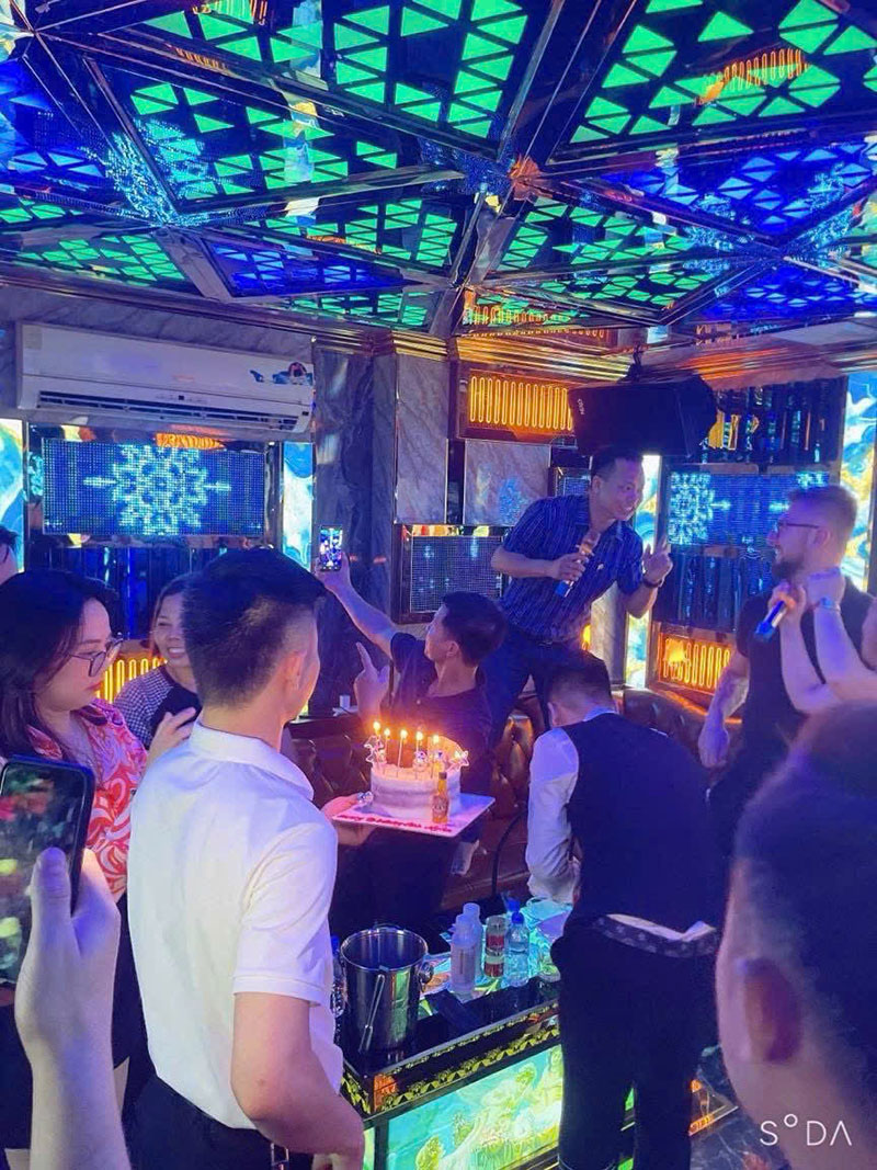 Nhóm bạn trẻ tận hưởng khoảnh khắc hát hò tại phòng hát Karaoke Vol 1