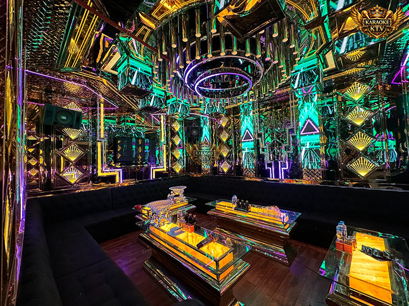 Hệ Thống Dàn Âm Thanh Cao Cấp & Trải Nghiệm Ca Hát Tại Karaoke Sunny Royal 215 Xã Đàn