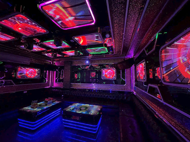 Phòng hát VIP với đèn LED rực rỡ và ghế bọc da cao cấp
