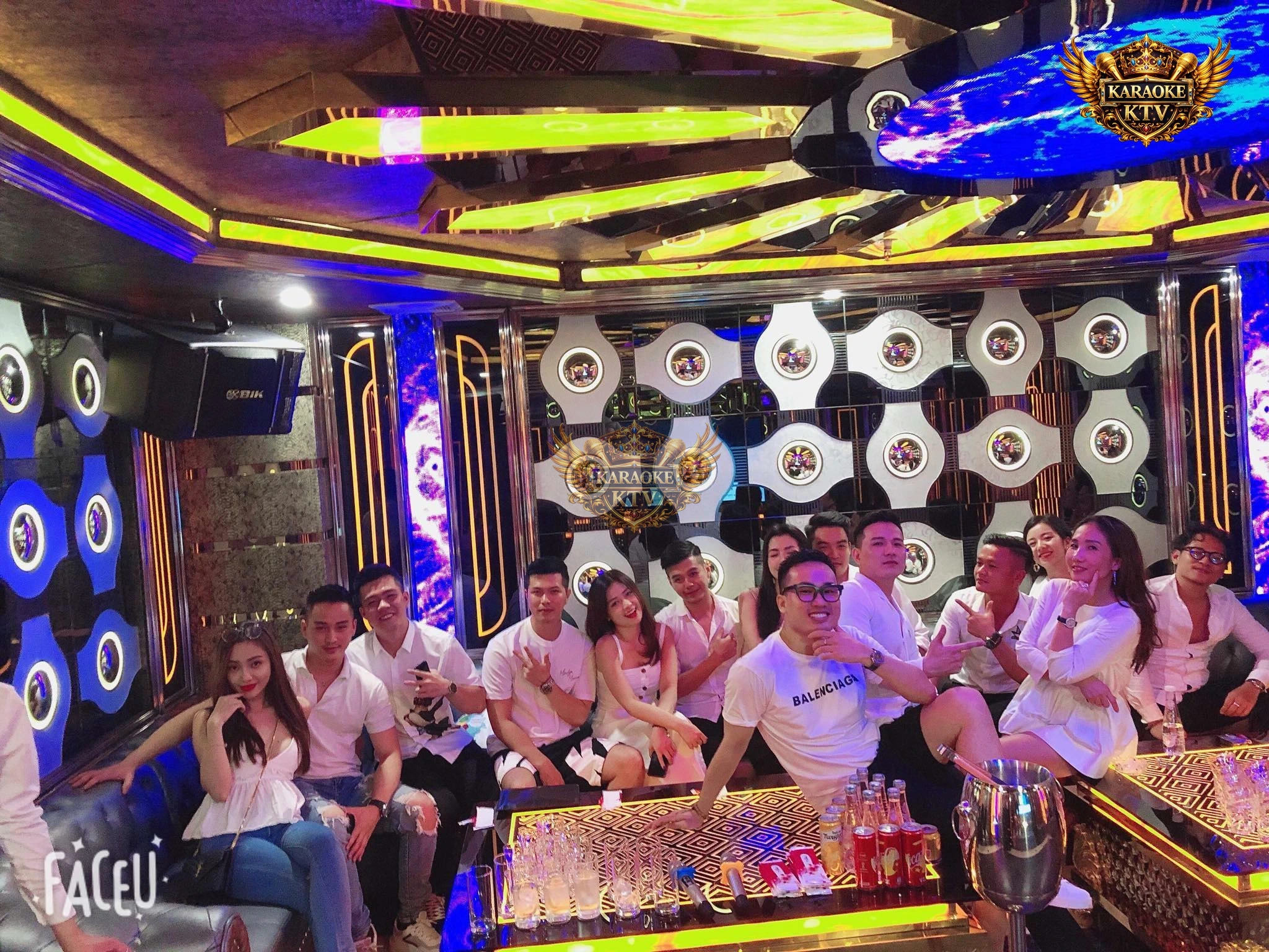 Dịch vụ F&B cao cấp with các dòng rượu mạnh và trái cây tươi thượng hạng