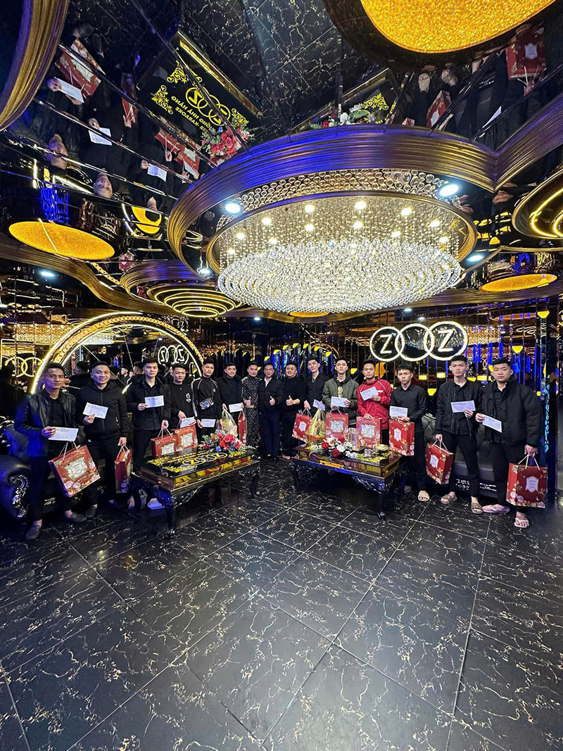 Trải nghiệm hát karaoke tại phòng hoàng gia Karaoke Zozo 544 Đường Láng.