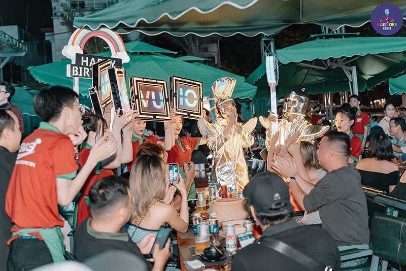 Hàng đêm quán luôn kín 80–90% phòng