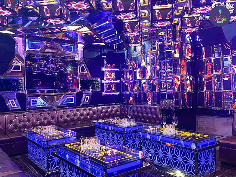 Karaoke Royal 980 Âu Cơ luôn công khai minh bạch giá phòng để khách hàng dễ dàng lựa chọn theo nhu cầu và túi tiền