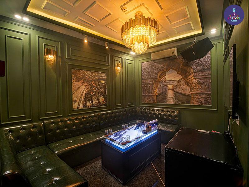 Quán hoạt động từ 18:00 – 02:00 hàng ngày, tập trung vào khung giờ giải trí đêm