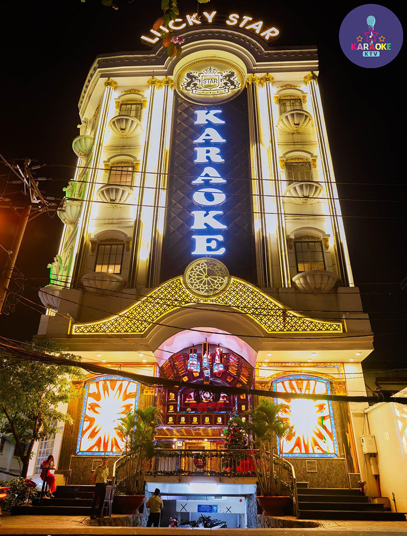 Queen Star 378 nằm ngay mặt tiền đường Nguyễn Văn Lượng, rất dễ tìm và có bãi xe hơi