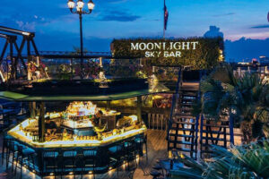Moonlight Sky Bar - 94 Phố Mã Mây