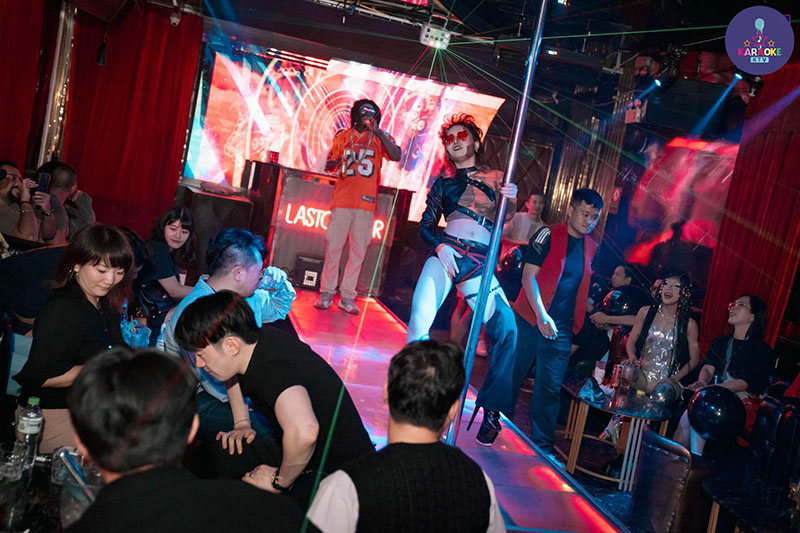 Âm nhạc là linh hồn của Last Stop với dòng chính hip-hop, afrobeat, EDM và đôi khi house music