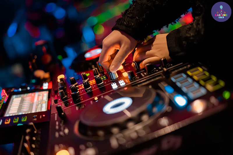 Âm Nhạc Sôi Động Với DJ Và Biểu Diễn Chuyên Nghiệp