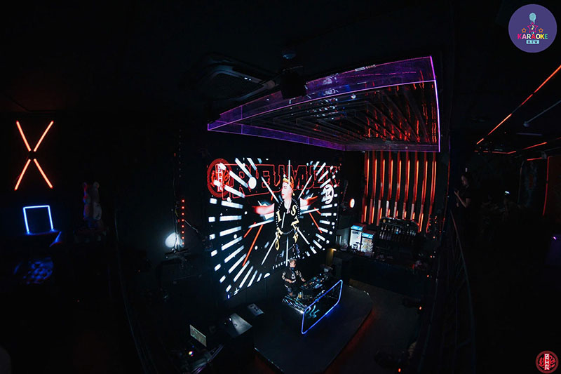 Âm Nhạc Sôi Động Với DJ Và Nhạc Sống