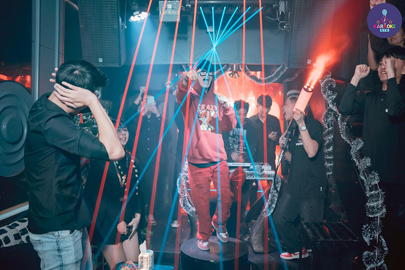 Âm nhạc và Sự kiện bùng nổ hàng đêm