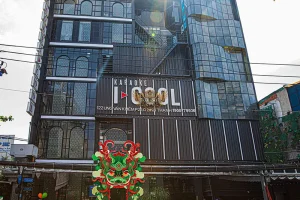 Mặt tiền hoành tráng và rực rỡ của Karaoke Icool 122 Ung Văn Khiêm vào ban đêm.