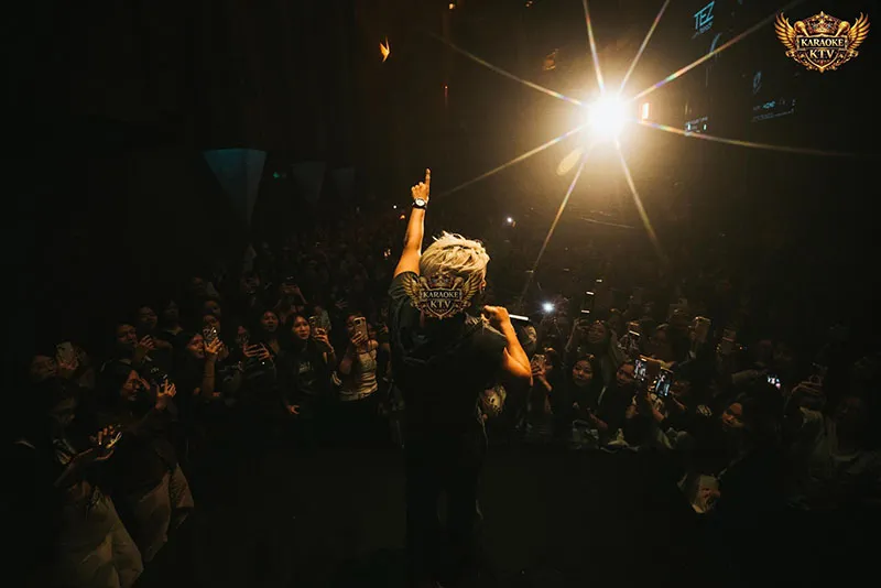 Tọa độ VIP mang lại góc view triệu đô, bao quát trọn vẹn 'chảo lửa' cuồng nhiệt bên dưới