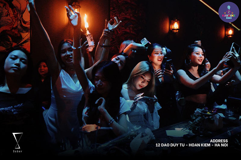 Bên cạnh đồ uống, quán còn phục vụ các món nhậu đặc biệt như đồ chiên rán, salad hay platter