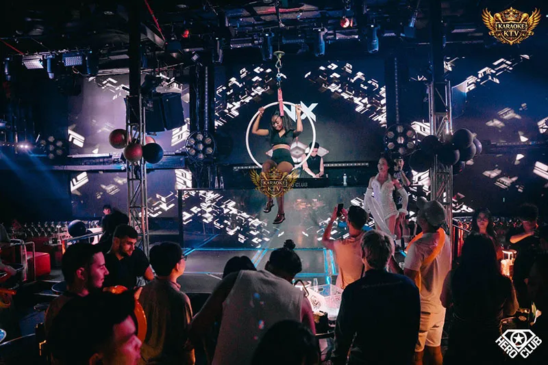 Concept thiết kế Industrial bụi bặm với chiếc đầu xe tải Graffiti huyền thoại.