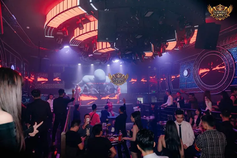 Sàn nhảy trung tâm rộng lớn bao quanh bởi các khu vực bàn đứng và VIP không góc chết