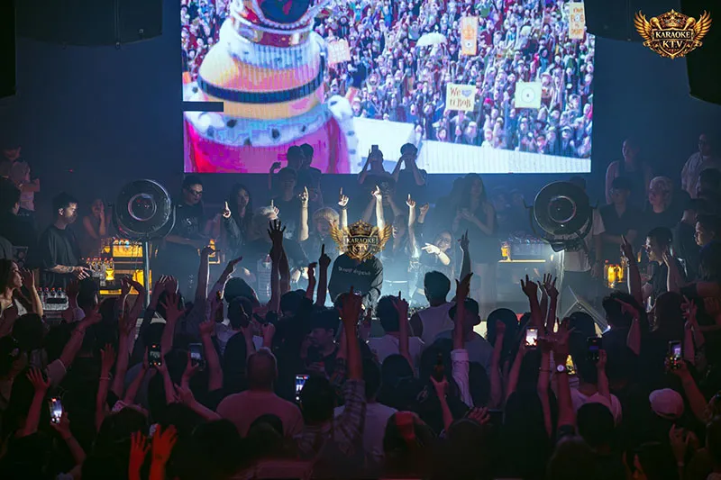 Cảm nhận từng nhịp bass uy lực truyền thẳng vào lồng ngực với hệ thống âm thanh tiêu chuẩn quốc tế