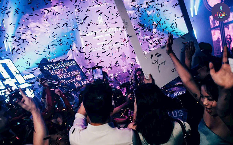 HEY CLUB nổi tiếng với dòng nhạc Vinahouse chủ đạo, kết hợp EDM, House và Hip-hop remix sôi động