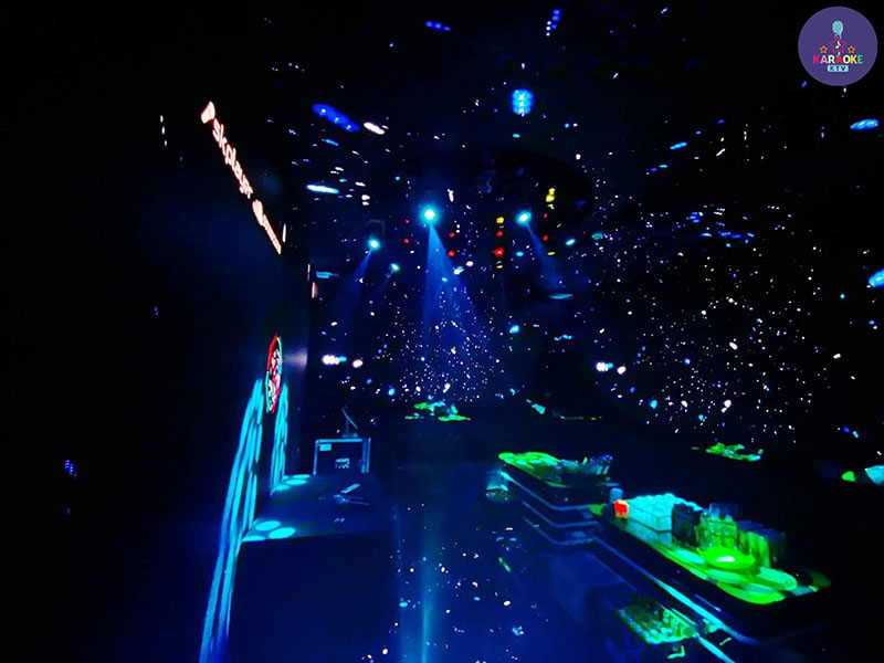 Karaoke 985 KTV tọa lạc tại số 310 An Dương Vương, Phường 4, Quận 5, TP. Hồ Chí Minh