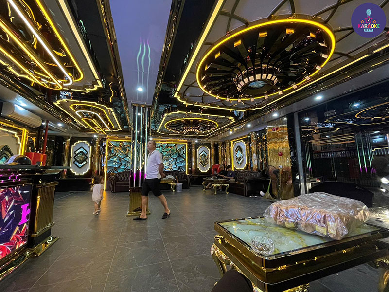 Karaoke Titanic KTV 51 Thái Thịnh được đầu tư bài bản với hơn 30 phòng hát từ nhỏ đến siêu VIP