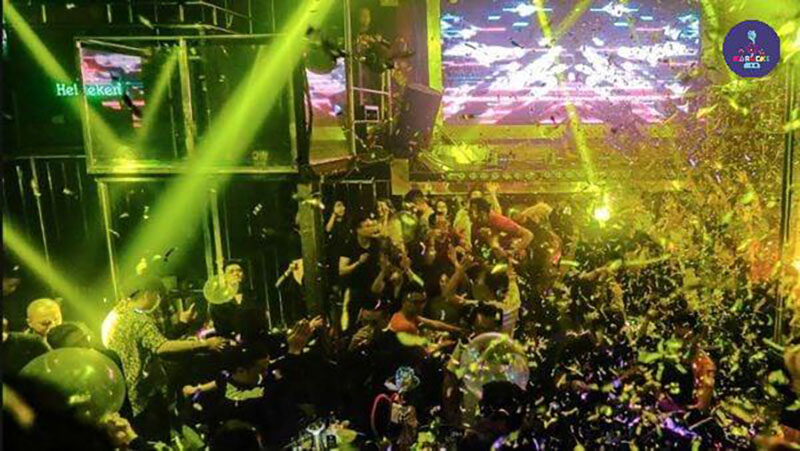 Không gian Fleur De's Club được thiết kế theo phong cách hiện đại, đa màu sắc