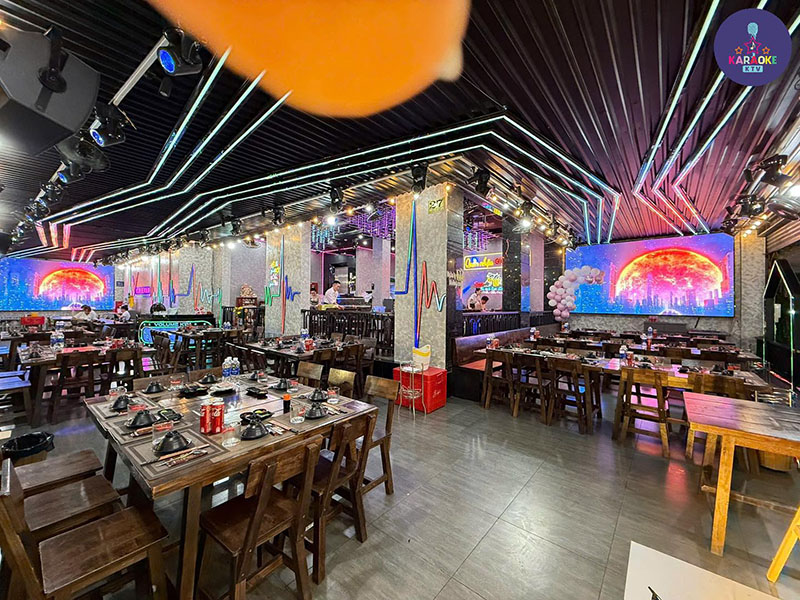 Không Gian Hiện Đại, Sôi Động Với DJ & Ánh Sáng LED