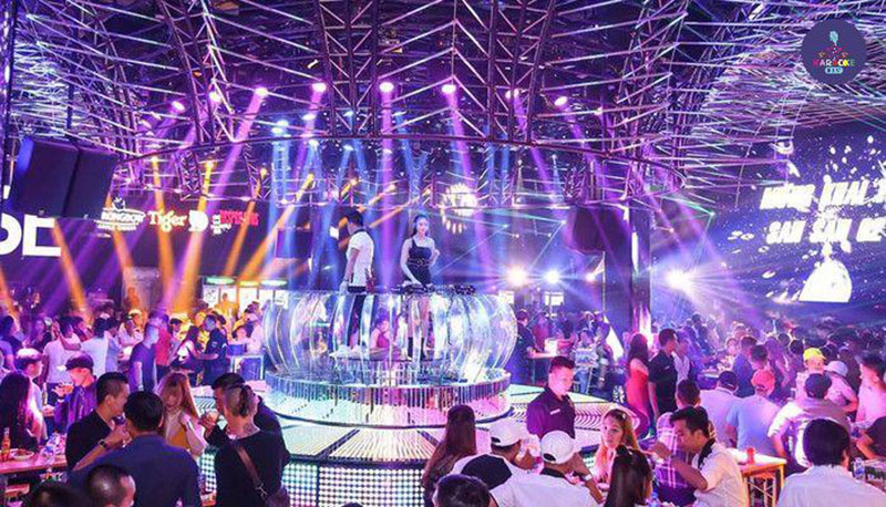 Không gian hiện đại và dàn Dancer chuyên nghiệp