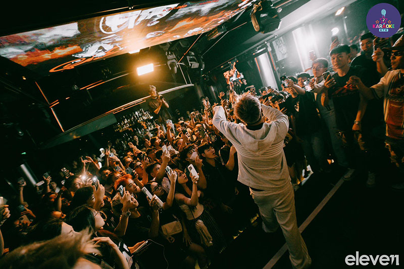 Không gian tại 11 Cocktail Universe được thiết kế hiện đại với tông màu tối chủ đạo, kết hợp ánh sáng vàng ấm và neon vũ trụ tạo cảm giác huyền ảo