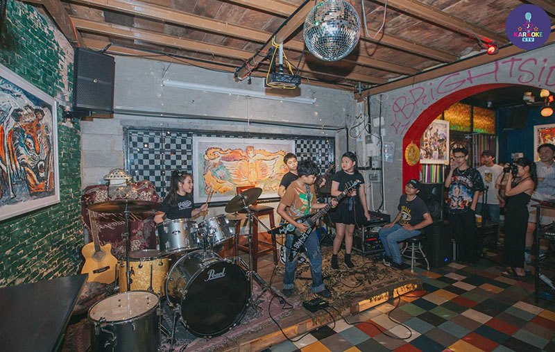 Không gian tại BrightSide được thiết kế hiện đại, phóng khoáng với tông màu neon chủ đạo