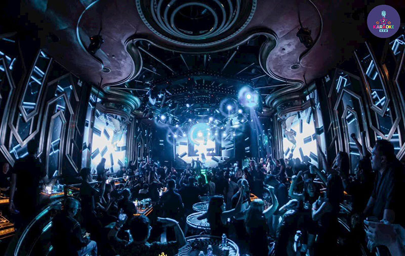 Không gian tại HEY CLUB - 57 Cửa Nam được thiết kế hiện đại, sang trọng với phong cách châu Âu kết hợp yếu tố underground