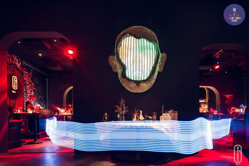 Không gian tại The 6 được thiết kế trẻ trung, hiện đại với tông màu đa sắc