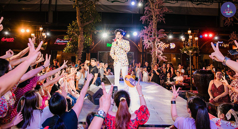 Không khí tại Vườn Bia 540 Đường Láng là sự kết hợp hoàn hảo giữa sự sôi động của một beer club hiện đại và sự ấm cúng của sân vườn truyền thống