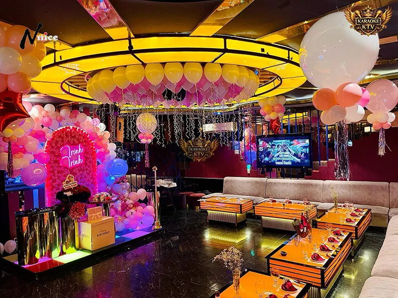 Hành lang được thiết kế hiện đại, thảm tiêu âm dày tạo sự riêng tư tuyệt đối