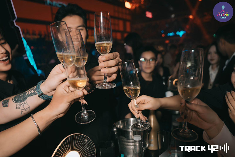 Lý do bạn nên ghé TRACK 42 ngay hôm nay