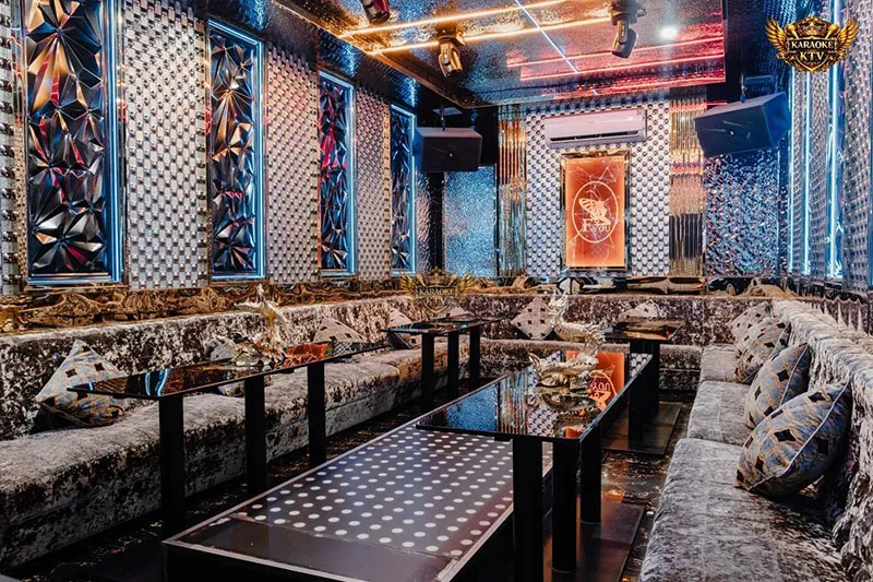 Tòa nhà bề thế của FYOU III nổi bật giữa phố đêm Sư Vạn Hạnh